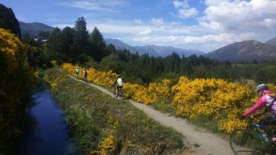 Rob and Carla Cycling on the  tour with redspokes