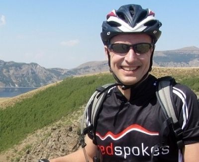 Andy Green Cycling on the  tour with redspokes