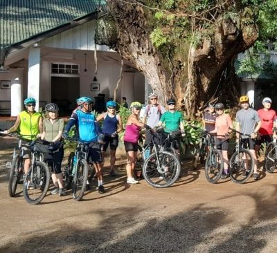  Lindsey Shenton Cycling on the  tour with redspokes