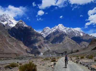 Hannah MacDonald Cycling on the  tour with redspokes