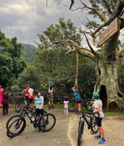 Joanne Johnson Cycling on the  tour with redspokes