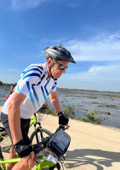 Nikolas Green Cycling on the  tour with redspokes