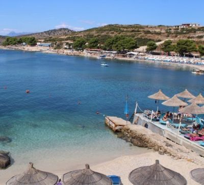 Chris Seavell Cycling on the  tour with redspokes