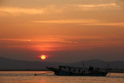 Charles and Marie Mcilroy Cycling on the  tour with redspokes