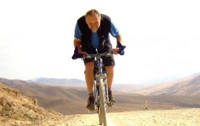 Robert Forster Cycling on the  tour with redspokes