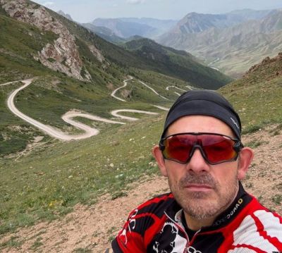  Jason Stafford Cycling on the  tour with redspokes