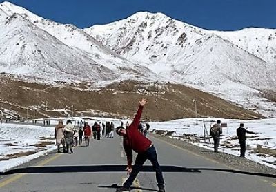Mark Jolly Cycling on the  tour with redspokes
