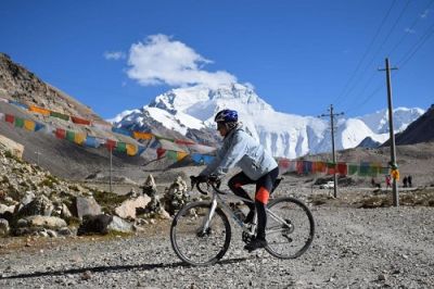 Sarah Rainford  Cycling on the  tour with redspokes