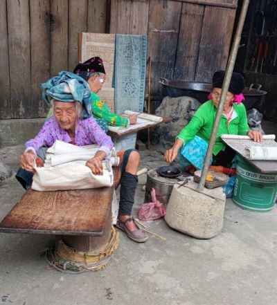 Graeme Guilford  Cycling on the  tour with redspokes